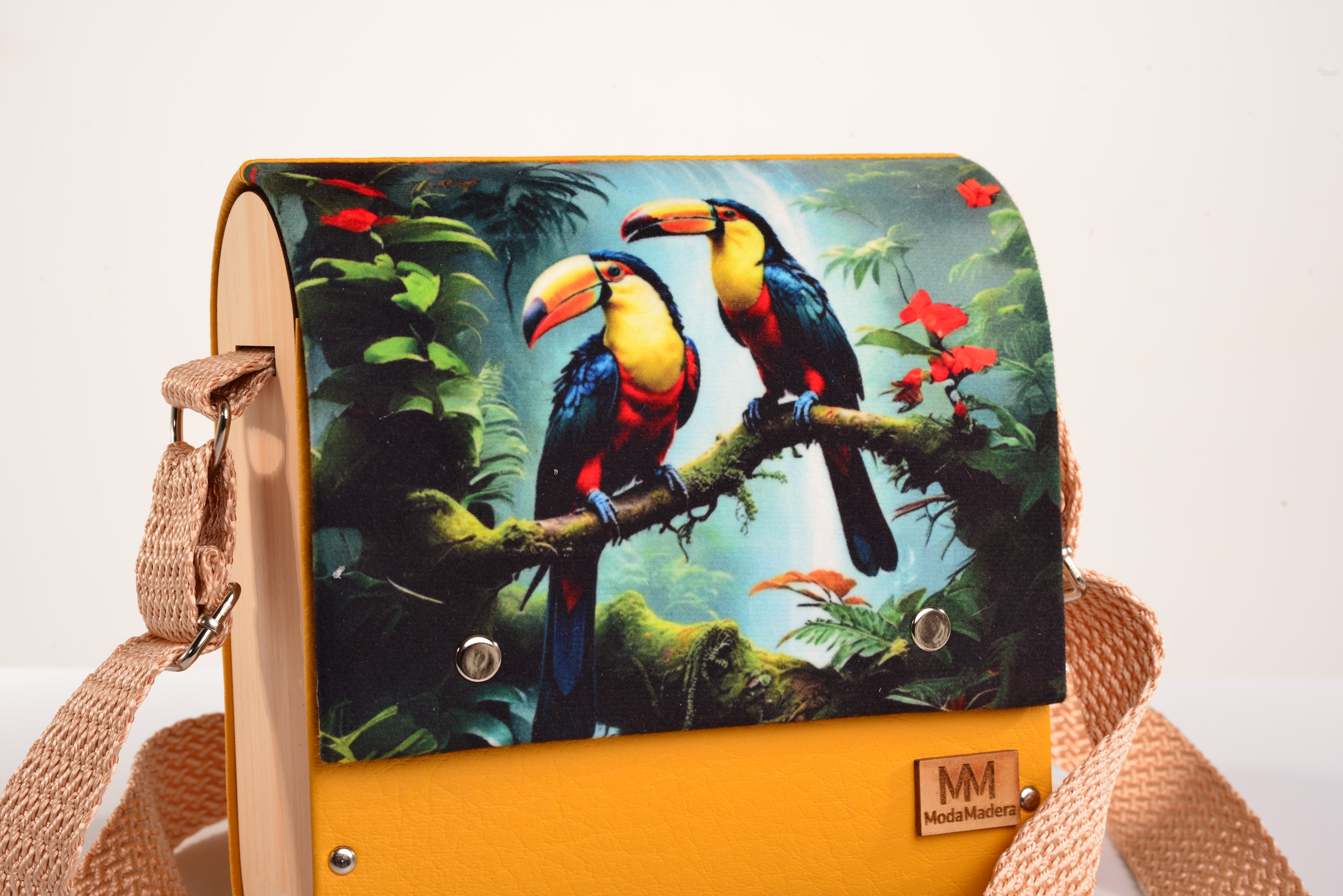 Bolso Pareja Guacamayas con acabado Hecho a mano de color Amarillo cuerpo, solapa estampada elaborado en Madera recuperada (pino), telas y cuerinas de la marca MODA MADERA