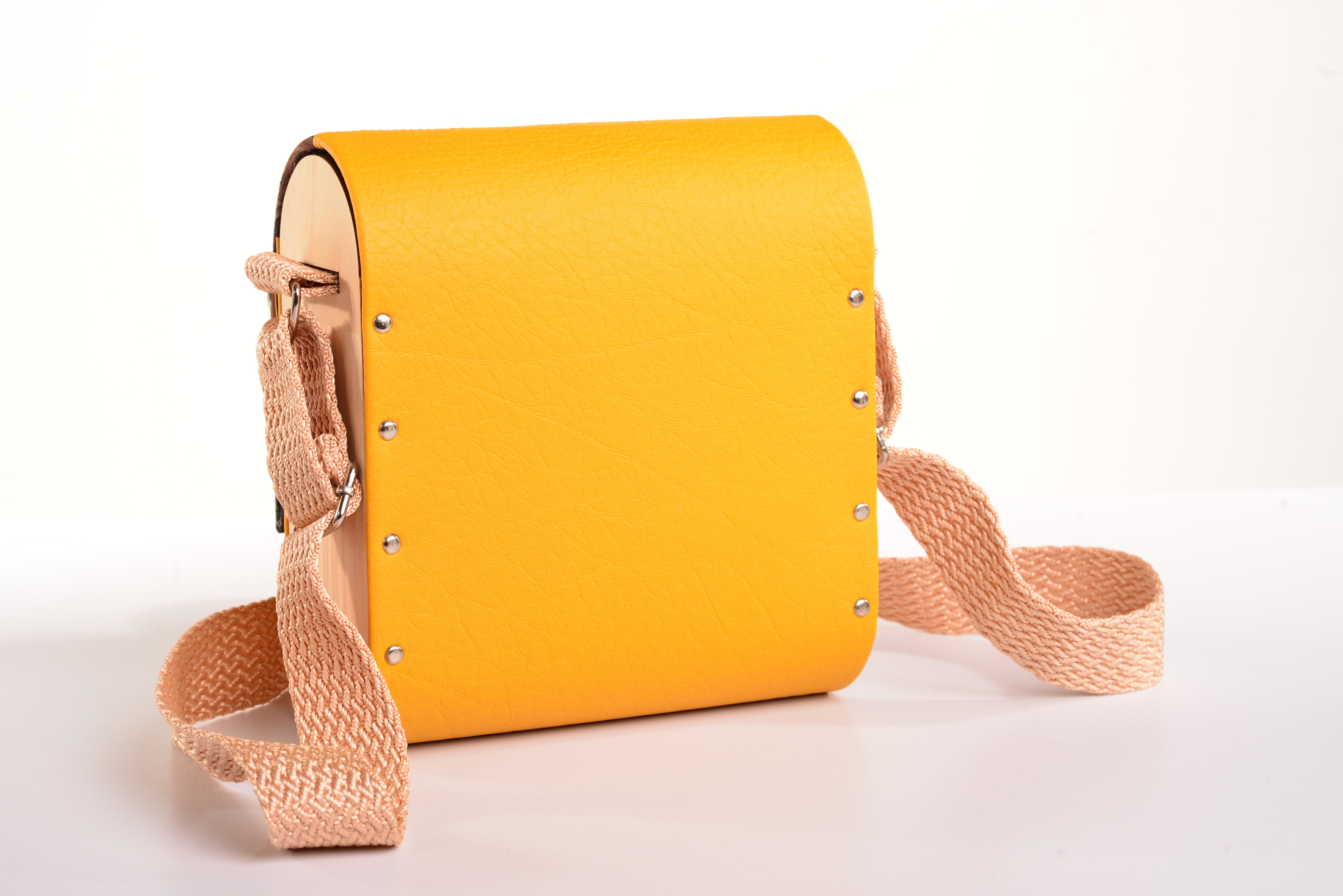 Bolso Pareja Guacamayas con acabado Hecho a mano de color Amarillo cuerpo, solapa estampada elaborado en Madera recuperada (pino), telas y cuerinas de la marca MODA MADERA