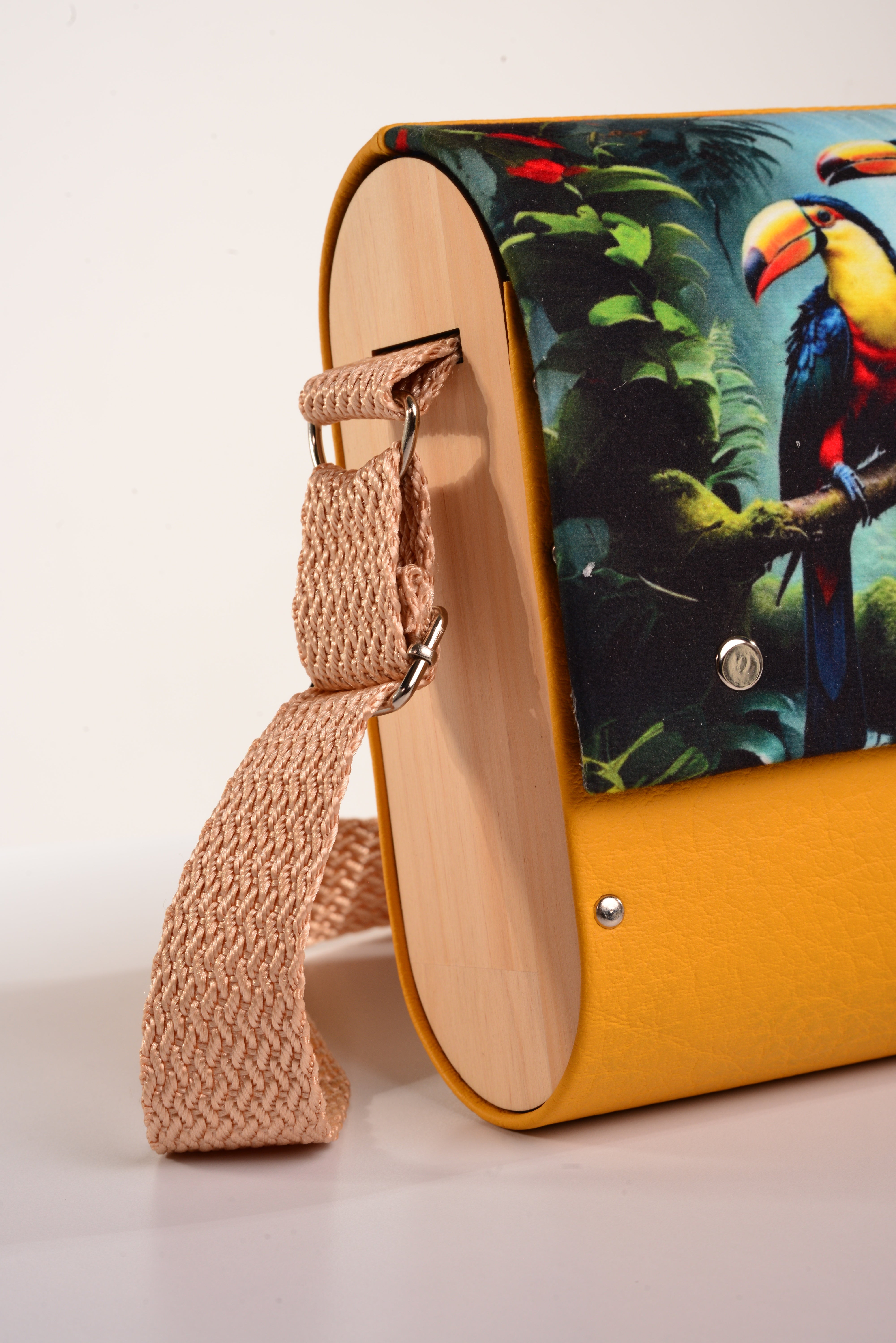 Bolso Pareja Guacamayas con acabado Hecho a mano de color Amarillo cuerpo, solapa estampada elaborado en Madera recuperada (pino), telas y cuerinas de la marca MODA MADERA