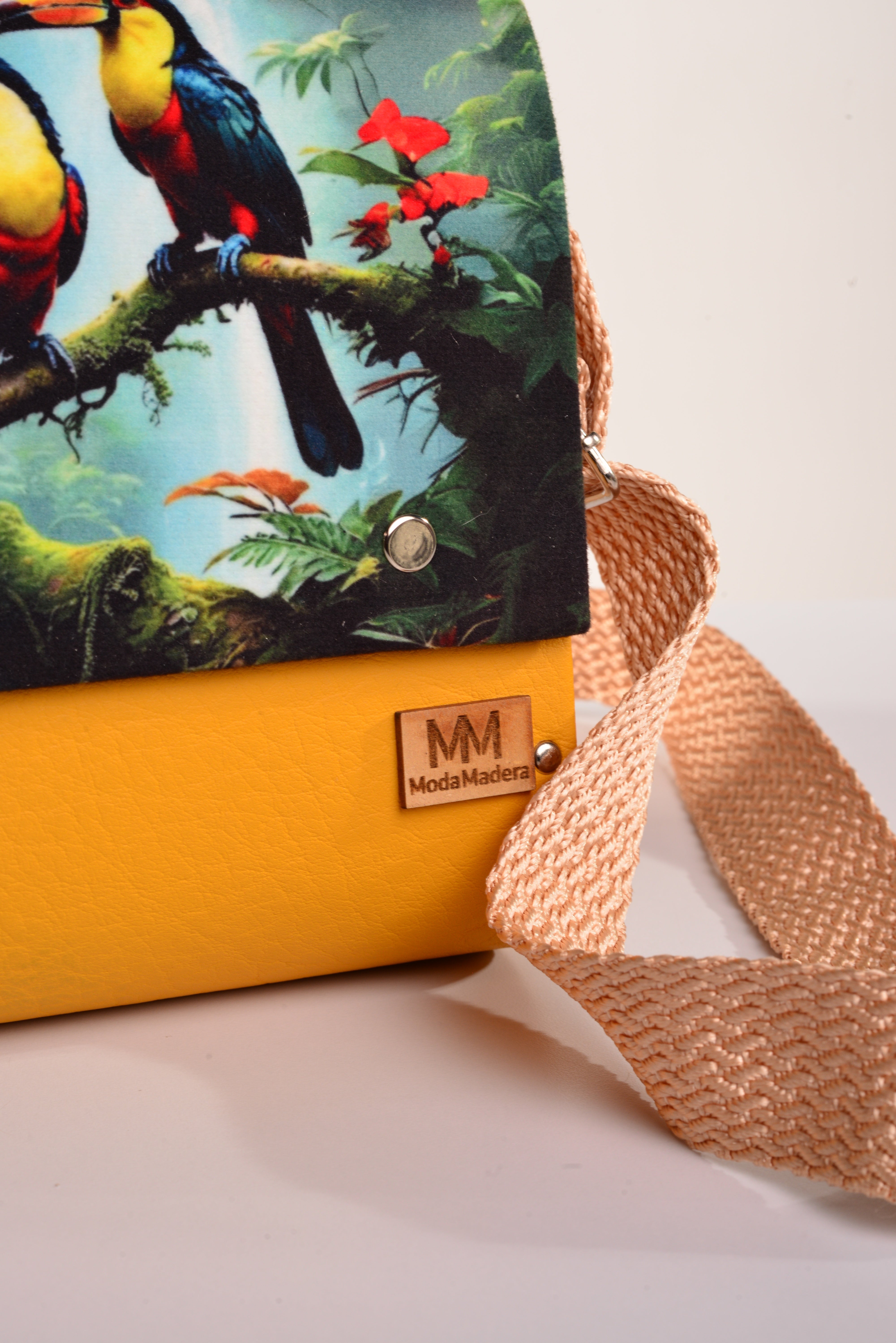 Bolso Pareja Guacamayas con acabado Hecho a mano de color Amarillo cuerpo, solapa estampada elaborado en Madera recuperada (pino), telas y cuerinas de la marca MODA MADERA