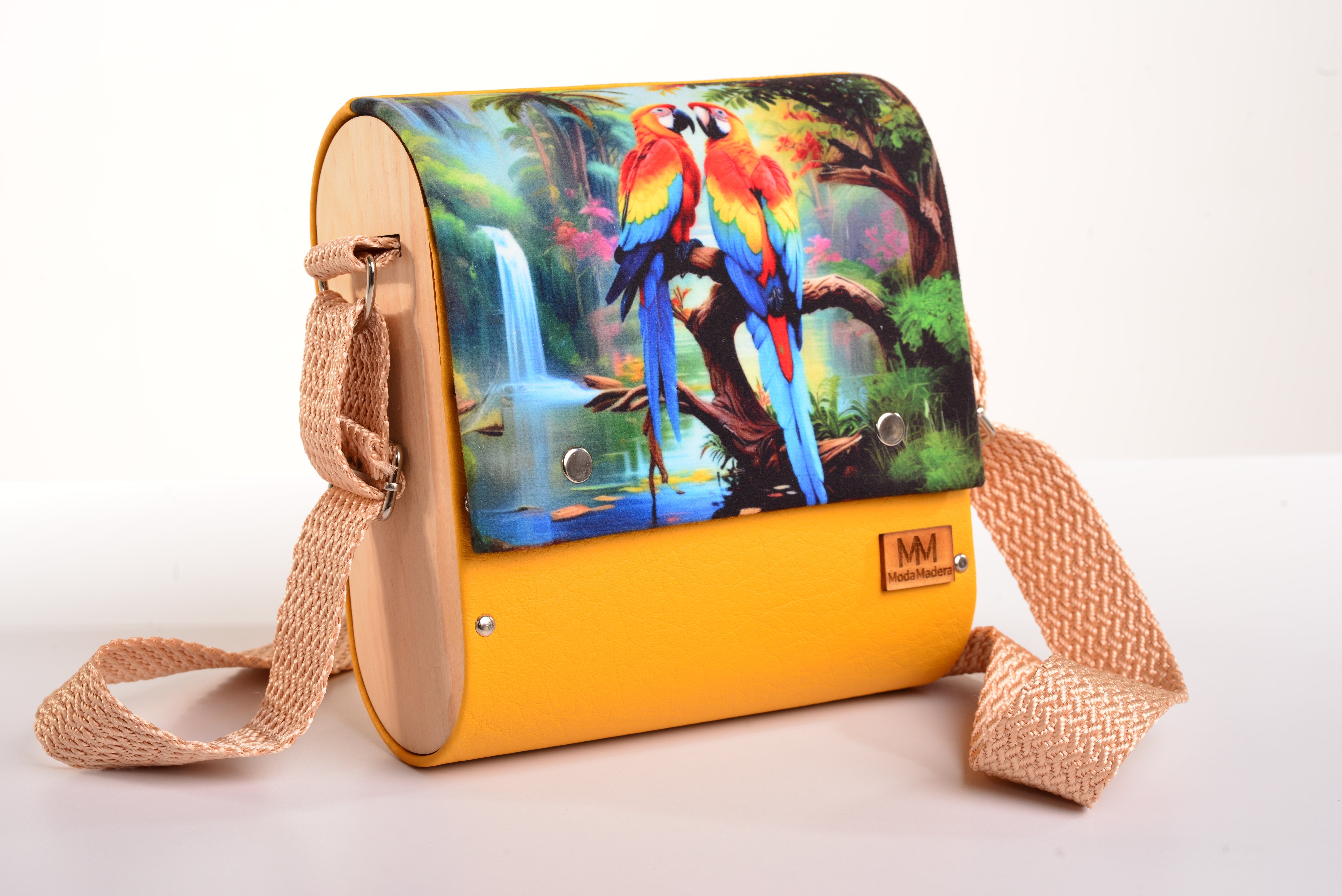 Bolso Pareja Guacamayas con acabado Hecho a mano de color Amarillo cuerpo, solapa estampada elaborado en Madera recuperada (pino), telas y cuerinas de la marca MODA MADERA