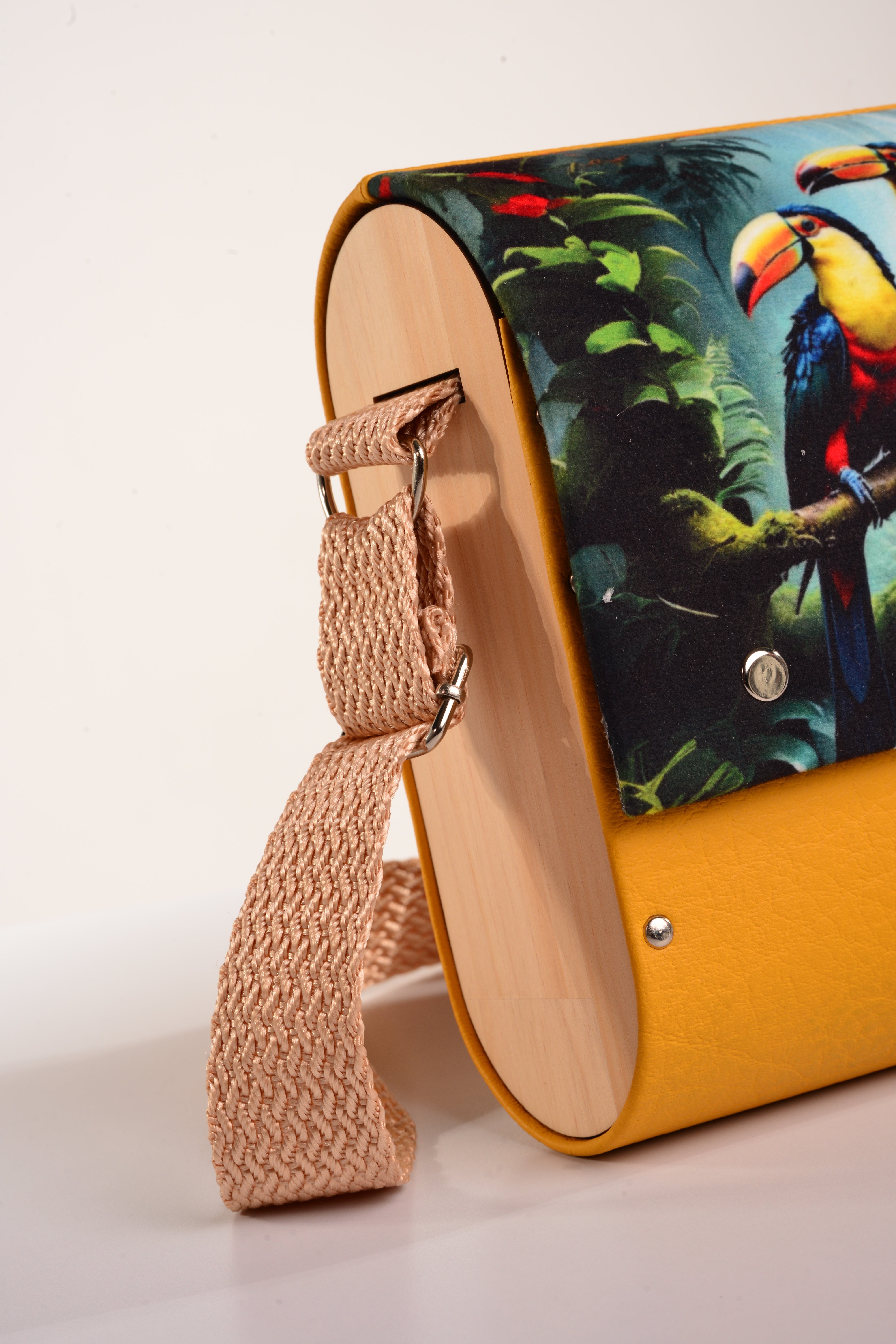 Bolso Pareja Guacamayas con acabado Hecho a mano de color Amarillo cuerpo, solapa estampada elaborado en Madera recuperada (pino), telas y cuerinas de la marca MODA MADERA