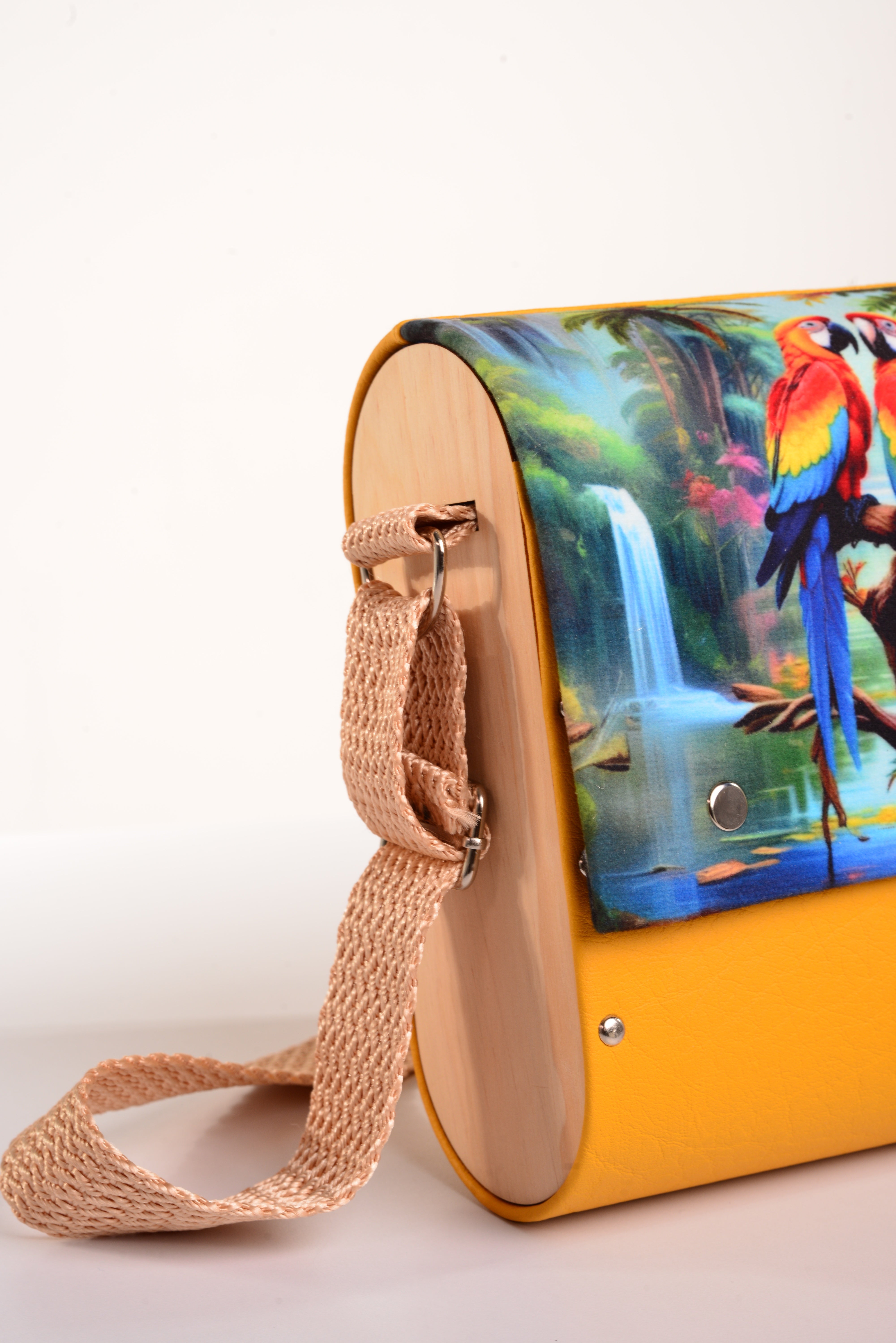 Bolso Pareja Guacamayas con acabado Hecho a mano de color Amarillo cuerpo, solapa estampada elaborado en Madera recuperada (pino), telas y cuerinas de la marca MODA MADERA