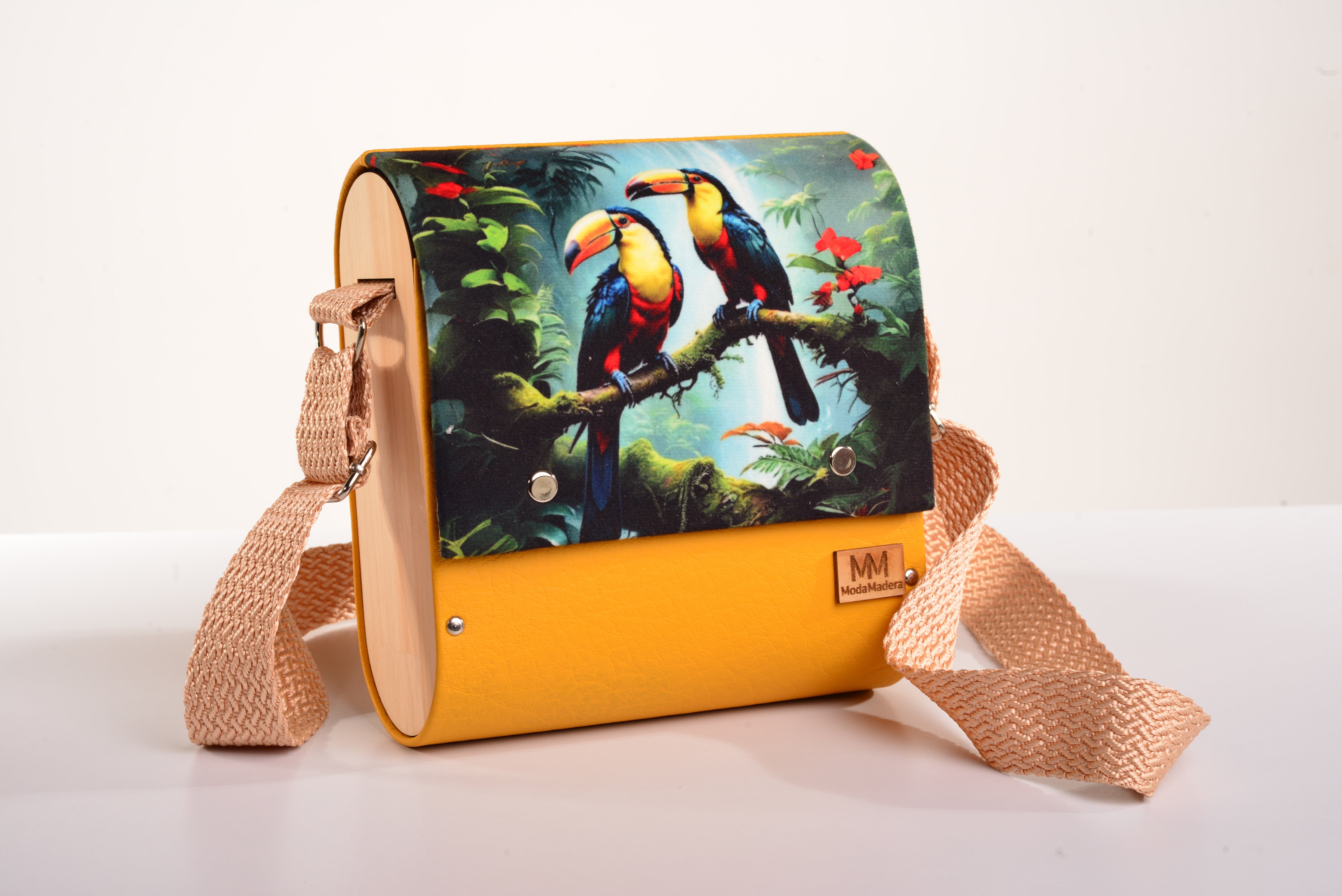 Bolso Pareja Guacamayas con acabado Hecho a mano de color Amarillo cuerpo, solapa estampada elaborado en Madera recuperada (pino), telas y cuerinas de la marca MODA MADERA