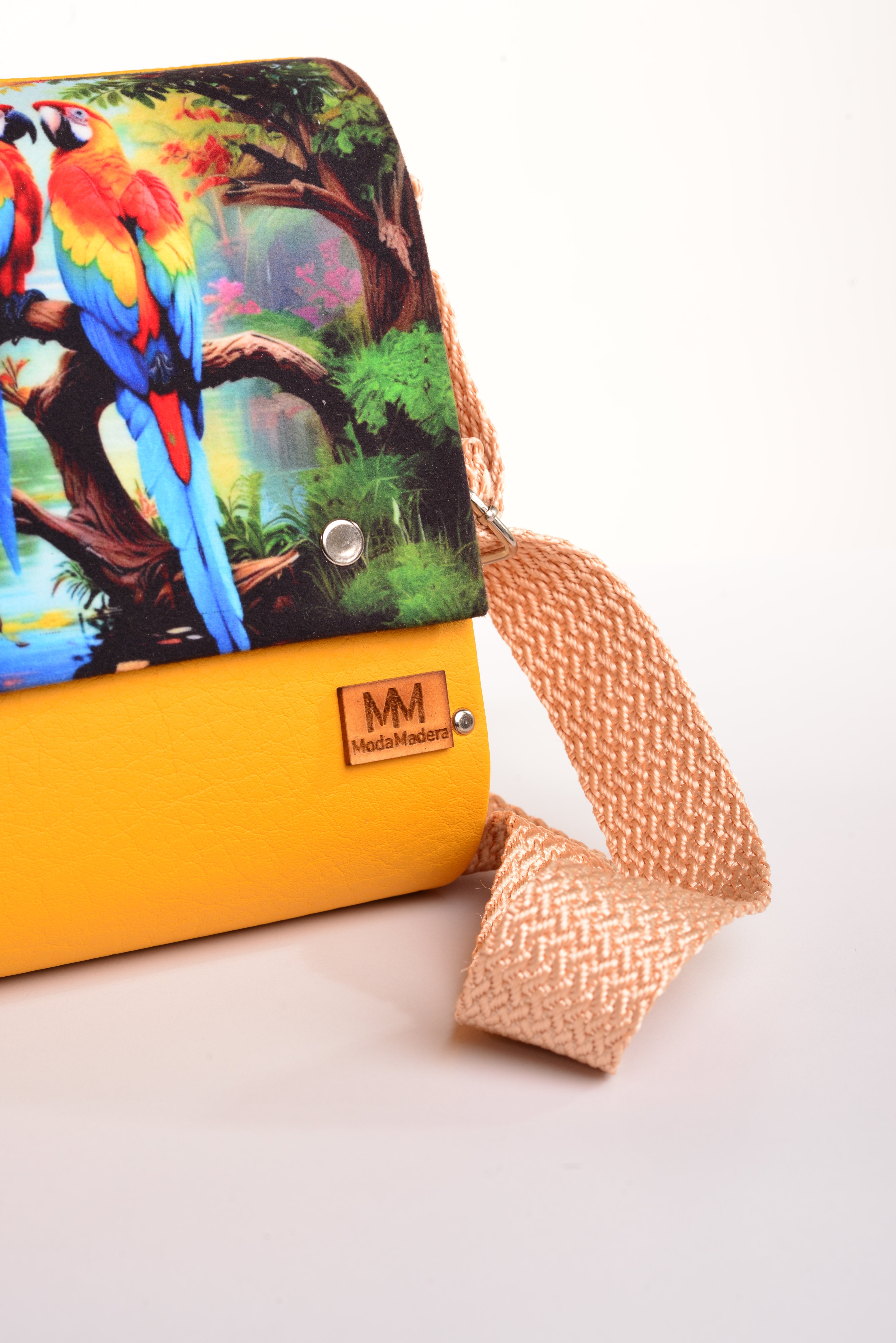 Bolso Pareja Guacamayas con acabado Hecho a mano de color Amarillo cuerpo, solapa estampada elaborado en Madera recuperada (pino), telas y cuerinas de la marca MODA MADERA