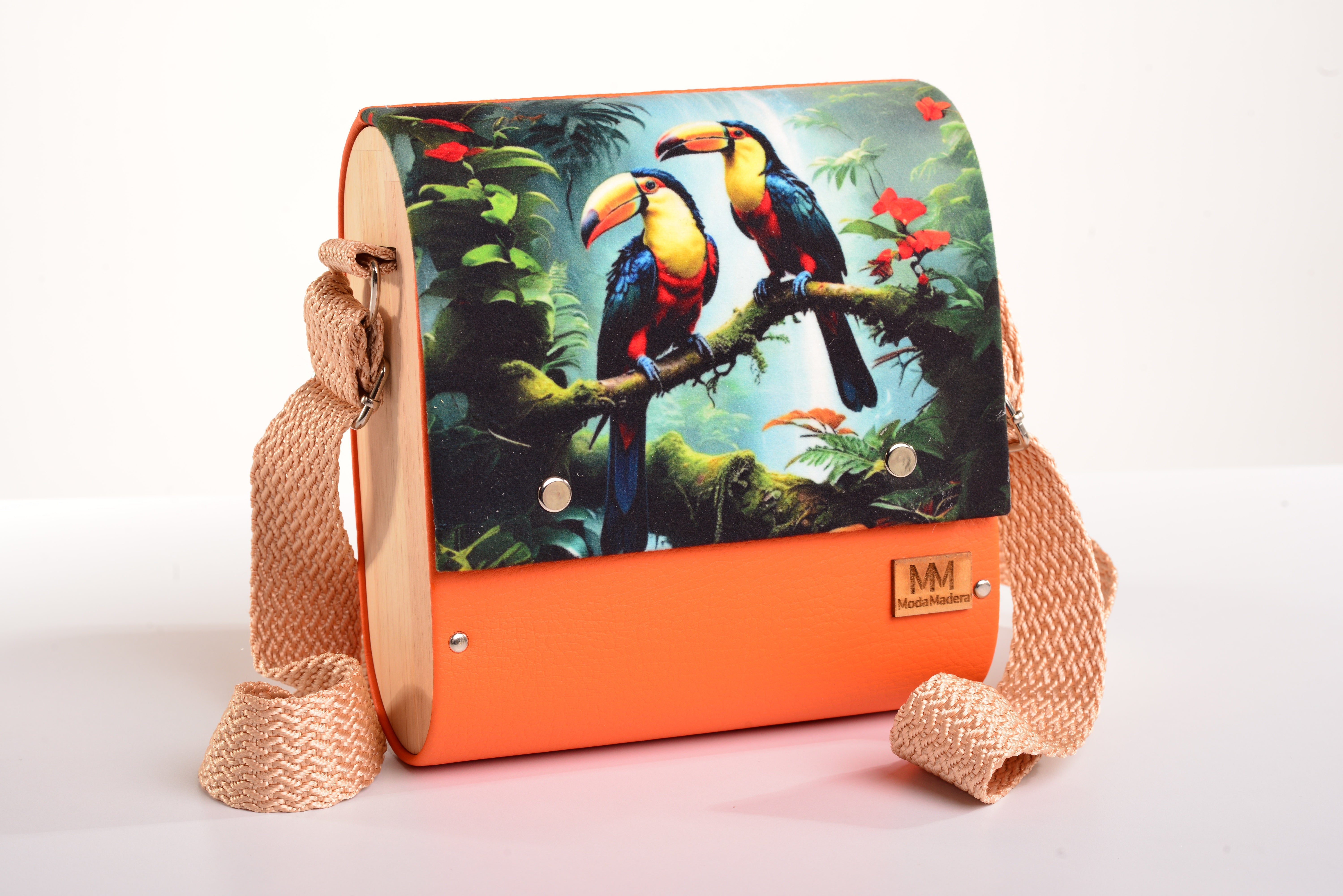 Bolso Pareja Tucanes con acabado Hecho a mano de color Naranja cuerpo, solapa estampada elaborado en Madera recuperada (pino), telas y cuerinas de la marca MODA MADERA