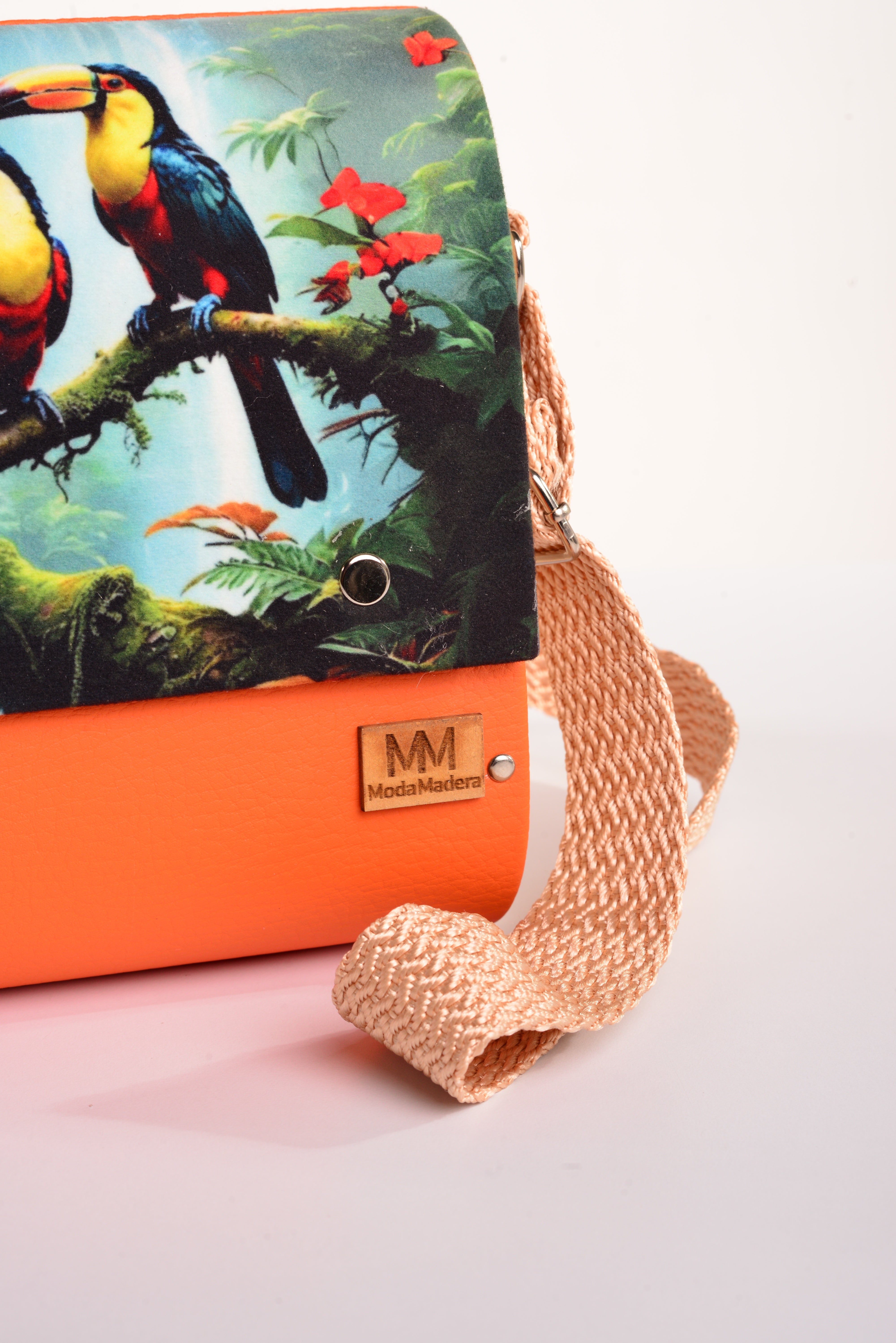 Bolso Pareja Tucanes con acabado Hecho a mano de color Naranja cuerpo, solapa estampada elaborado en Madera recuperada (pino), telas y cuerinas de la marca MODA MADERA
