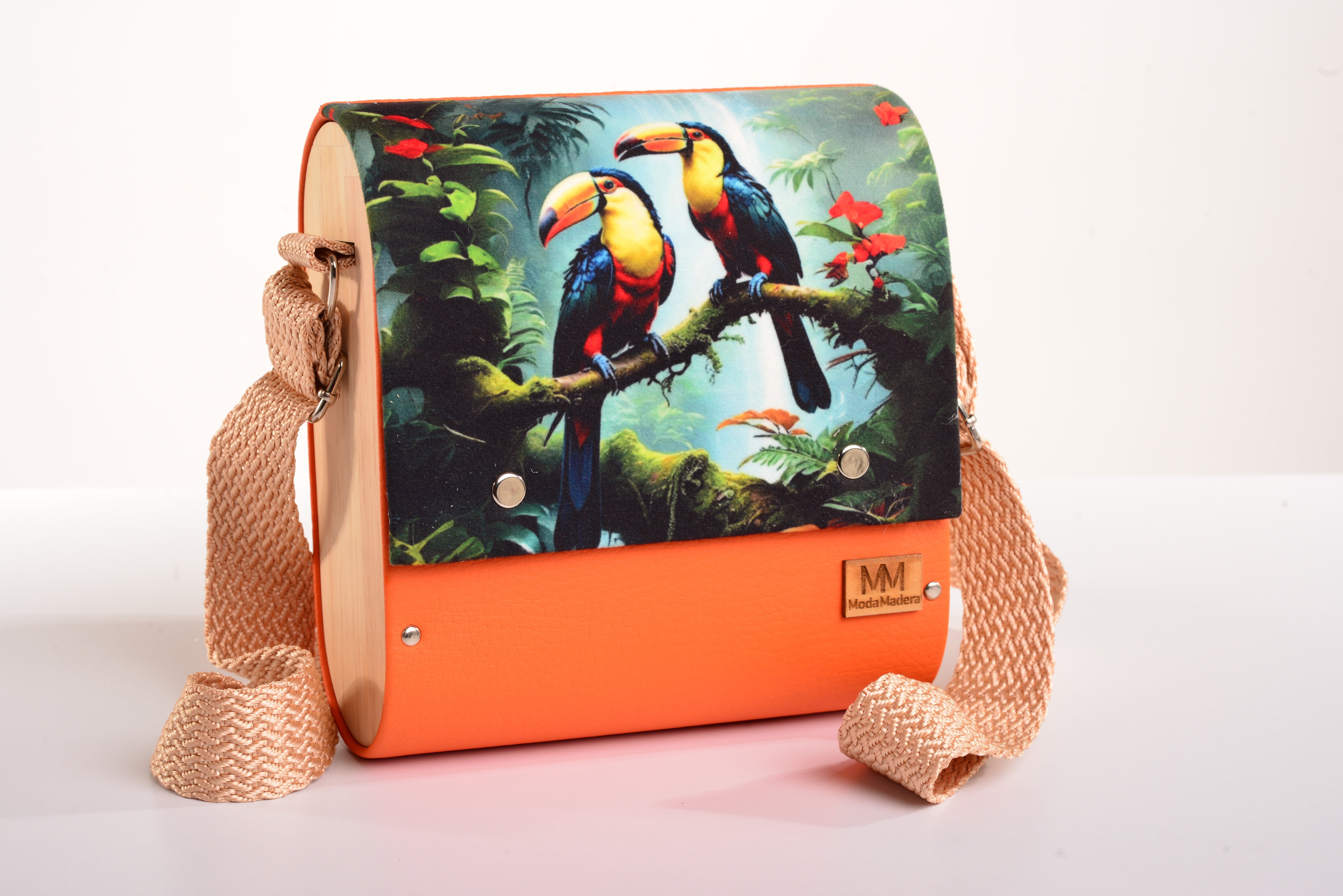 Bolso Pareja Tucanes con acabado Hecho a mano de color Naranja cuerpo, solapa estampada elaborado en Madera recuperada (pino), telas y cuerinas de la marca MODA MADERA