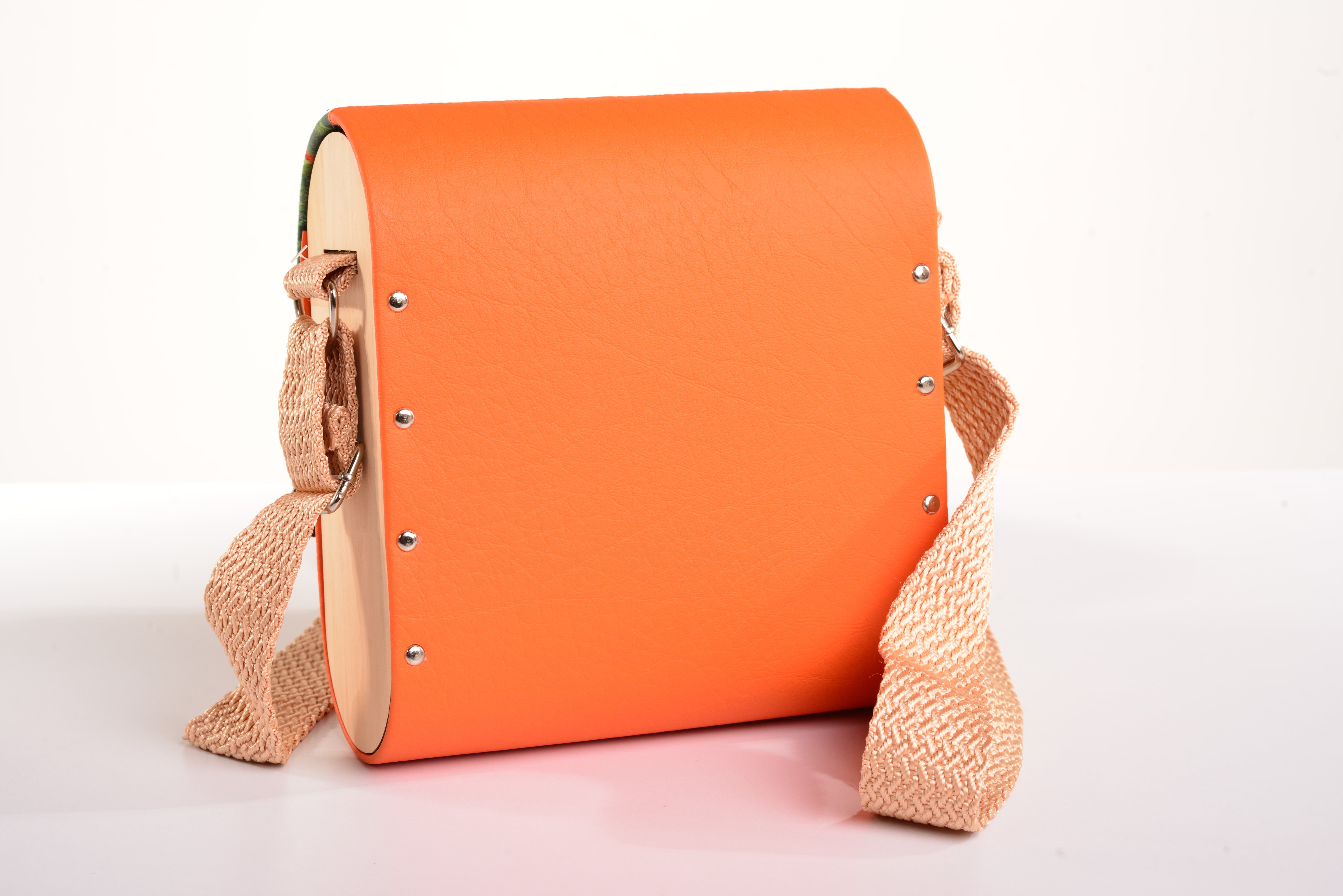 Bolso Pareja Tucanes con acabado Hecho a mano de color Naranja cuerpo, solapa estampada elaborado en Madera recuperada (pino), telas y cuerinas de la marca MODA MADERA