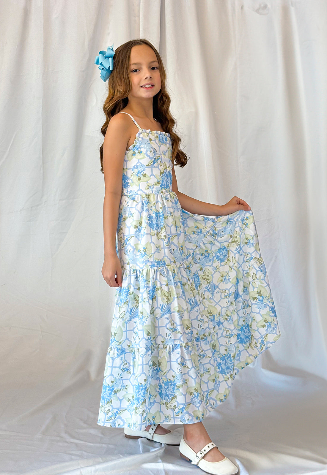 Vestido Alfajor Estampado con diseño Largo  de color Estampado azul de azulejos elaborado en TELA TIPO CHIFON LICRADO 97% POLIESTER 3% LYCRA Y EL FORRO TELA RAYON 100% ALGODON  de la marca MAMAMIAGIRLS