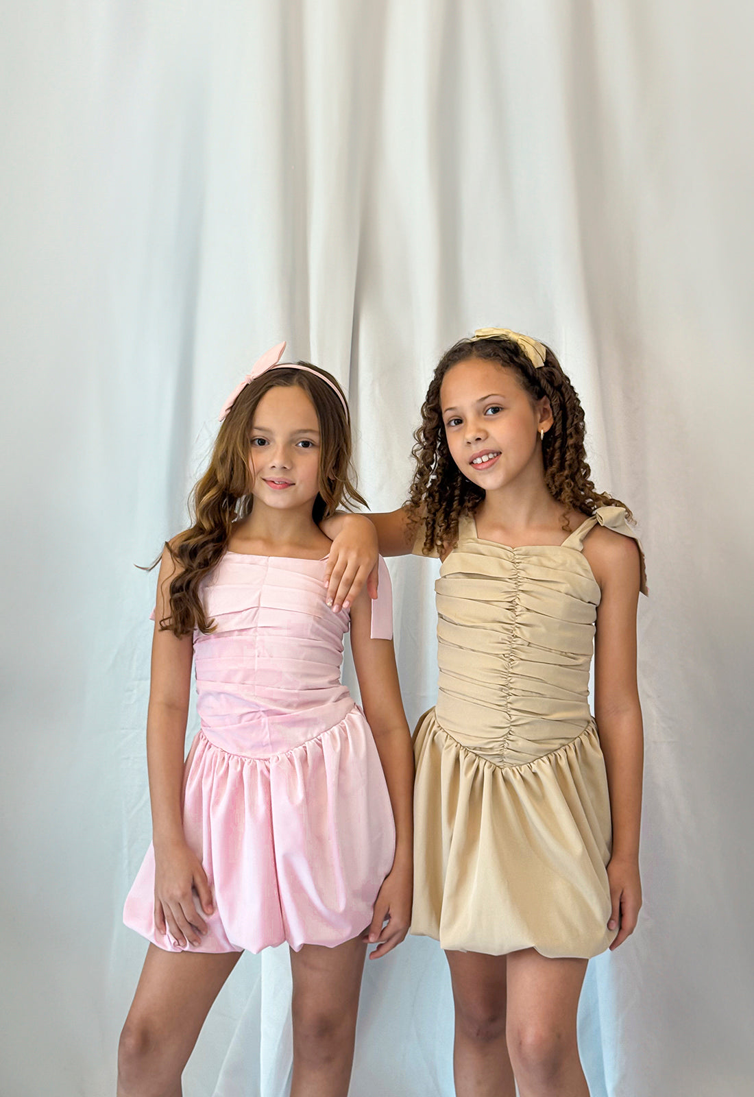 Vestido Pia con diseño Corto  de color Caqui elaborado en TELA TIPO POPELINA 100% ALGODON Y FALDA EN TELA RIPO RAYON 100% PIOLIESTER  de la marca MAMAMIAGIRLS