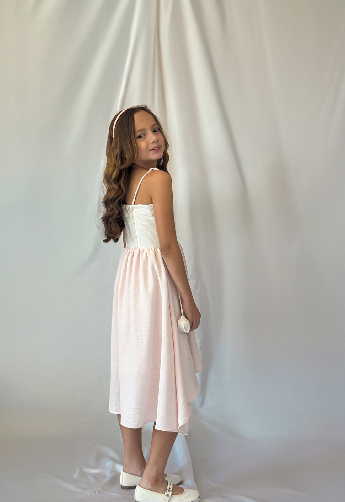 Vestido Tulipan con diseño Largo  de color Blanco con falda amarilla elaborado en TELA TIPO POPELINA 100% ALGODON Y FALDA EN TELA RIPO RAYON 100% PIOLIESTER  de la marca MAMAMIAGIRLS