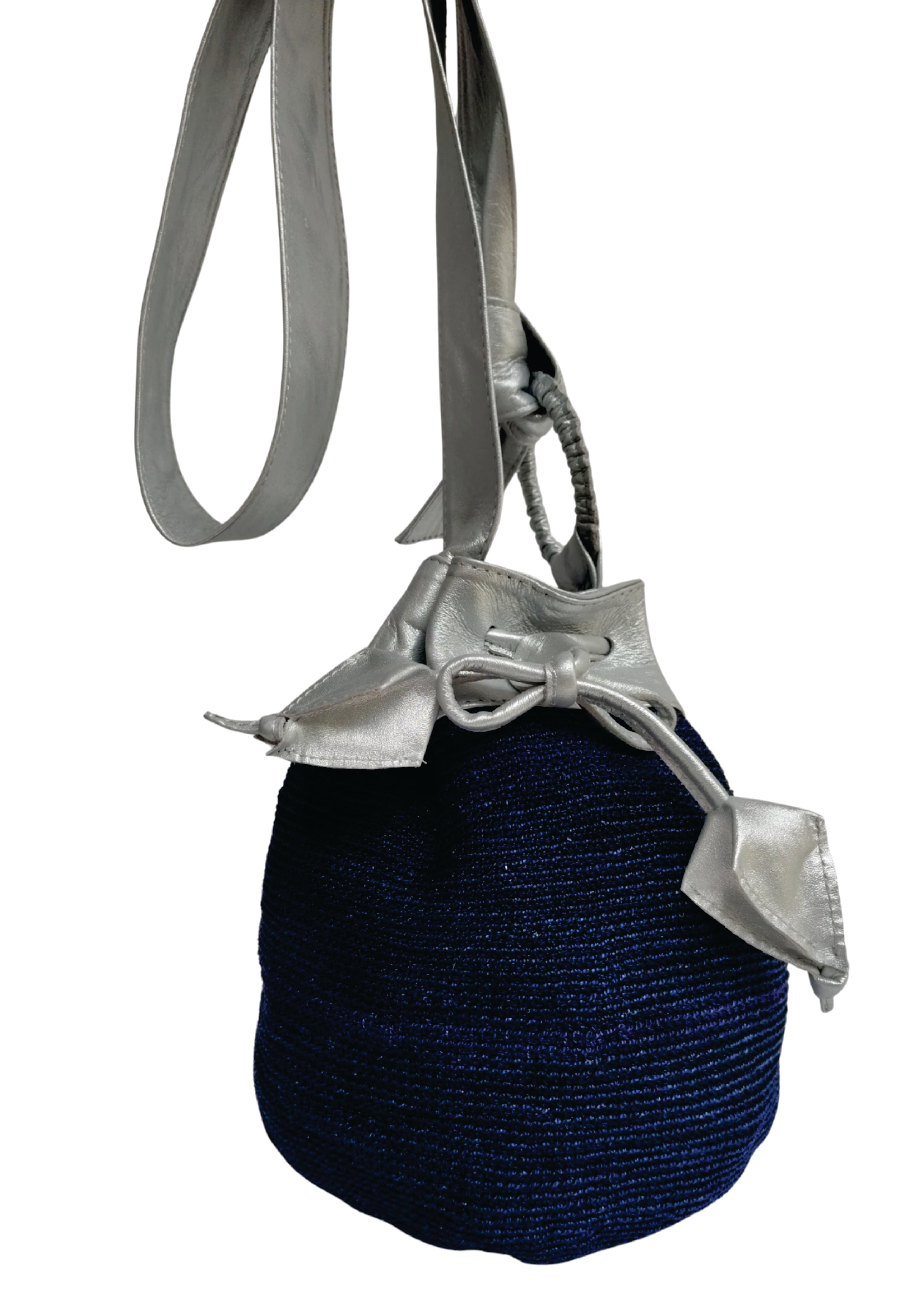 Mochila con acabado Hecho a mano de color Azul turquí con cuero plata elaborado en Tejido técnica crochet y cuero de la marca MANTARINI