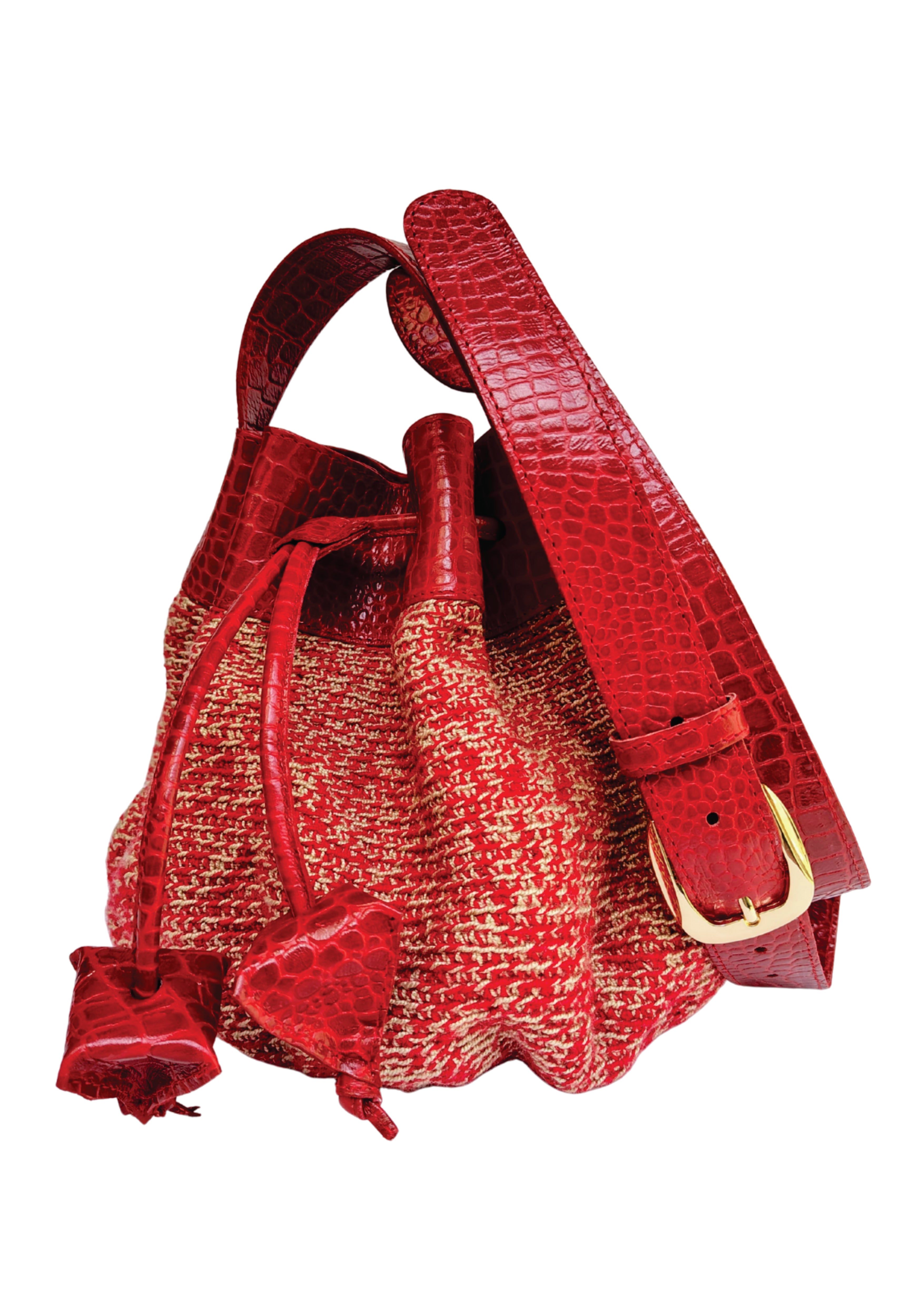 Mochila elaborado en Tejido técnica crochet y cuero de la marca MANTARINI