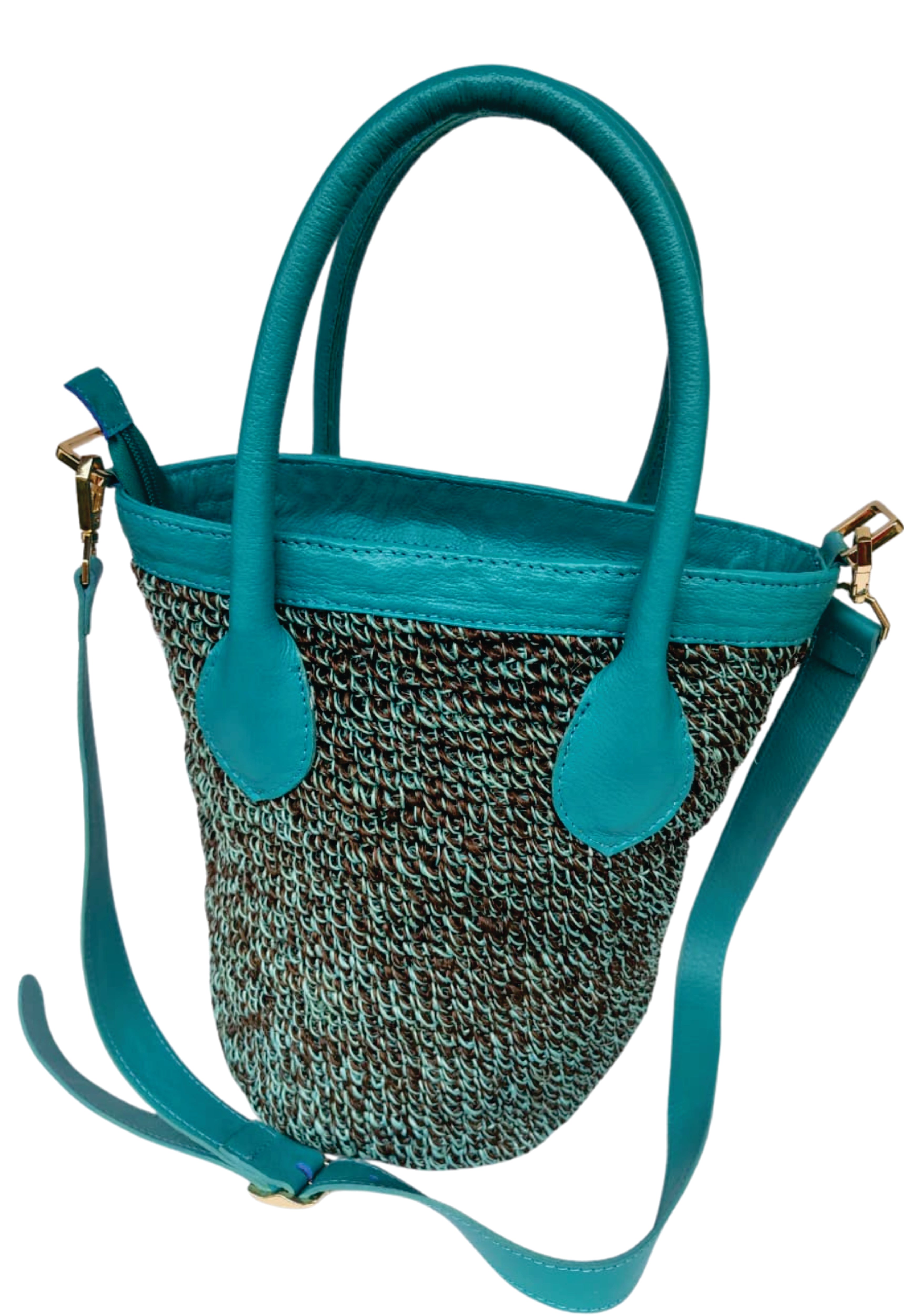 Bolso elaborado en Tejido técnica crochet hilo fique y cuero de la marca MANTARINI