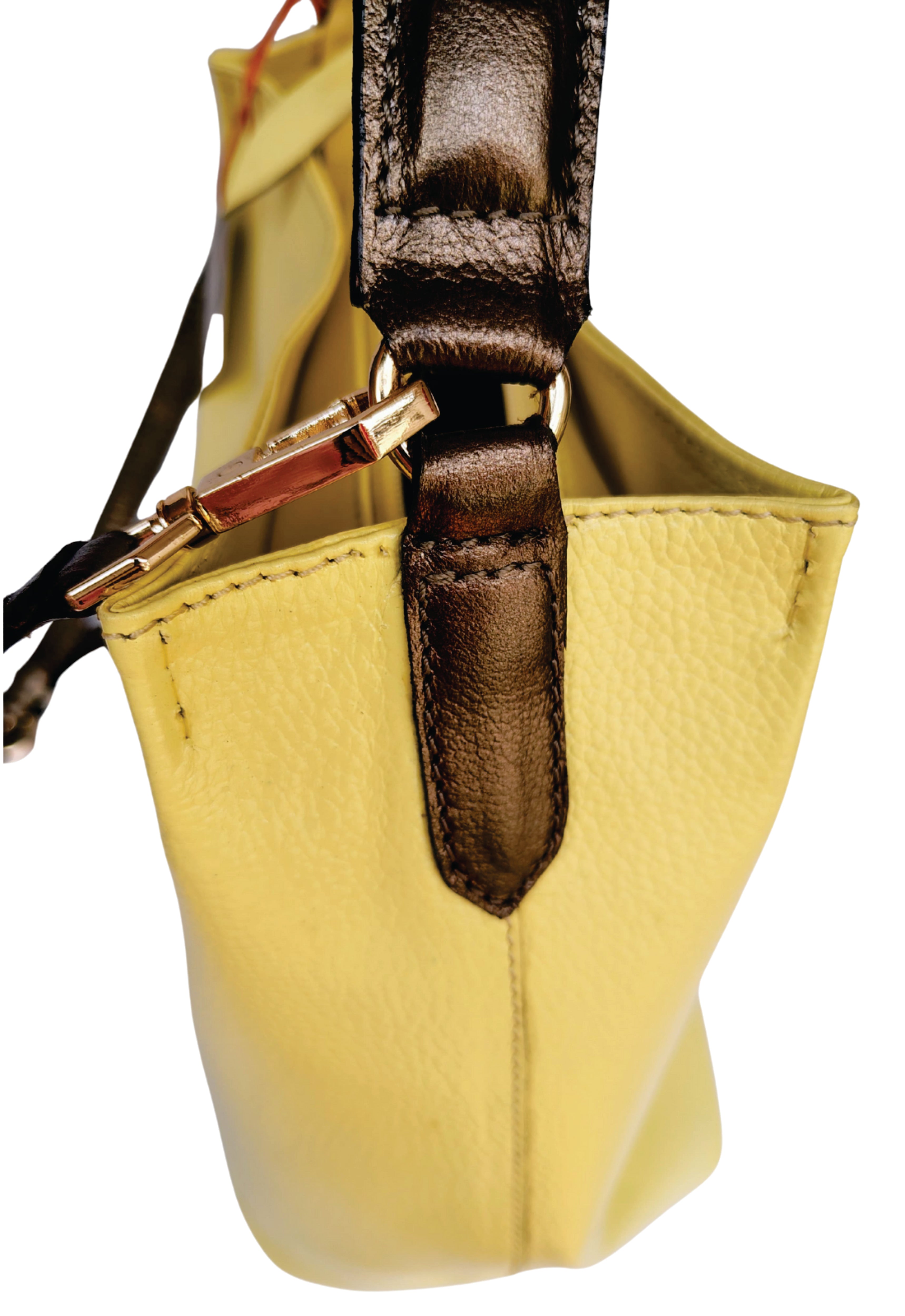 Bolso elaborado en Cuero de la marca MANTARINI