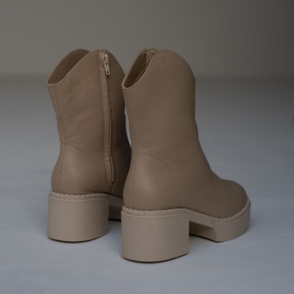 Botines Montana elaborado en Exterior 100% cuero / Suela 100% EVA / Forro: 15% - Cuero: 75% / Plantilla 100% espuma de la marca MOWMA