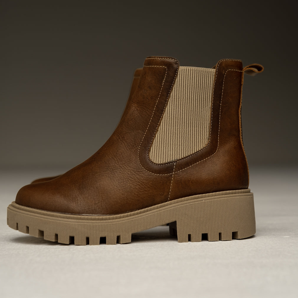 Botines Nova elaborado en Exterior 100% cuero / Suela 100% EVA / Forro: 15% - Cuero: 75% / Plantilla 100% espuma de la marca MOWMA