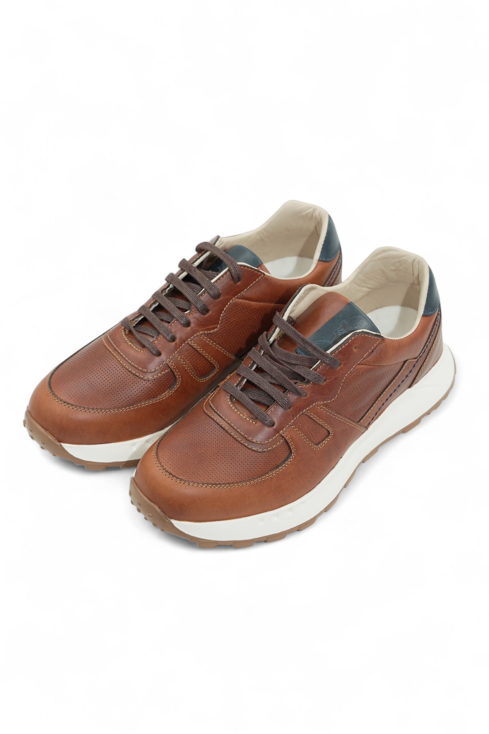 Tennis Adler elaborado en Capellada:  Cuero 
Forro:  Cuero
Plantilla: Eva
Suela: Eva de la marca AVANX