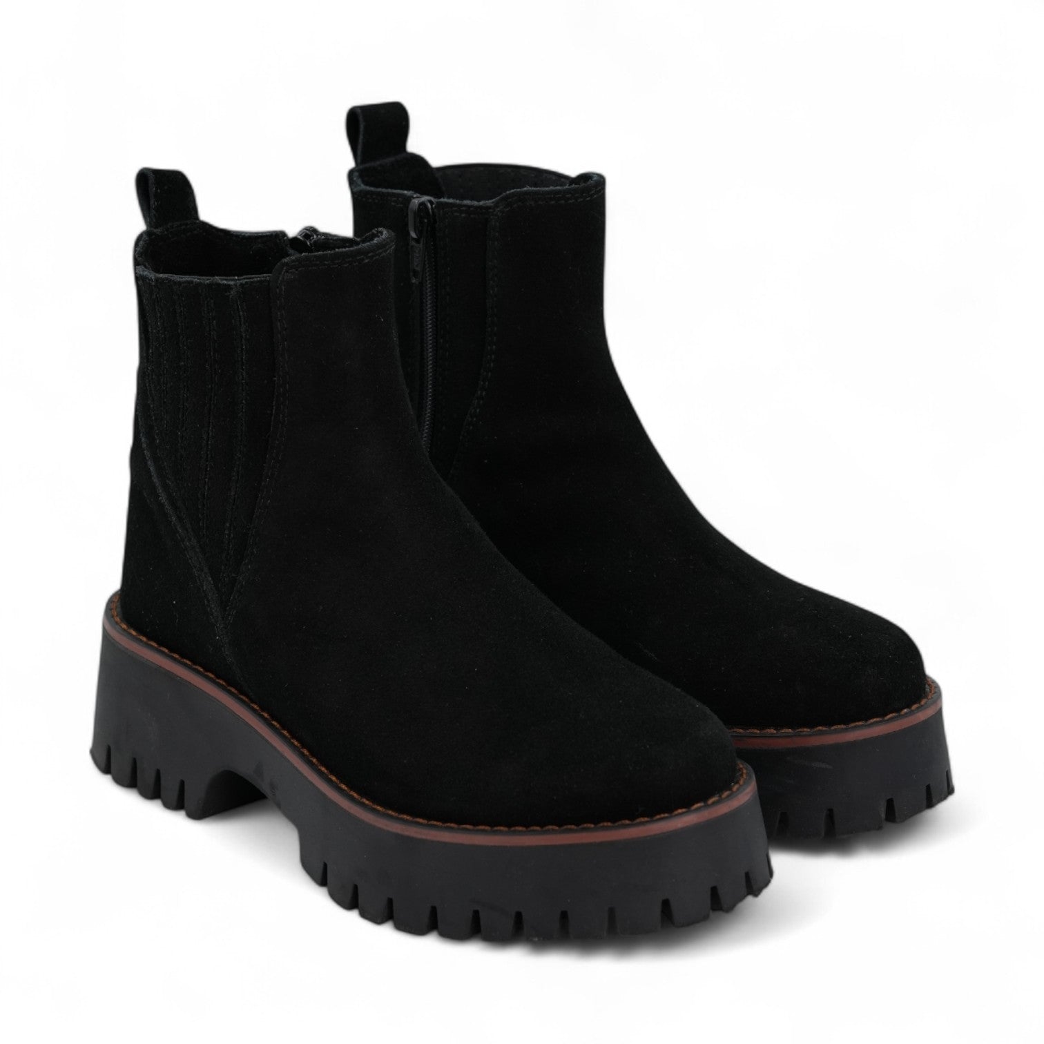 Botines Brisa elaborado en Capellada:  Cuero 
Forro:  Cuero
Plantilla: Cuero
Suela: T.R. de la marca AVANX