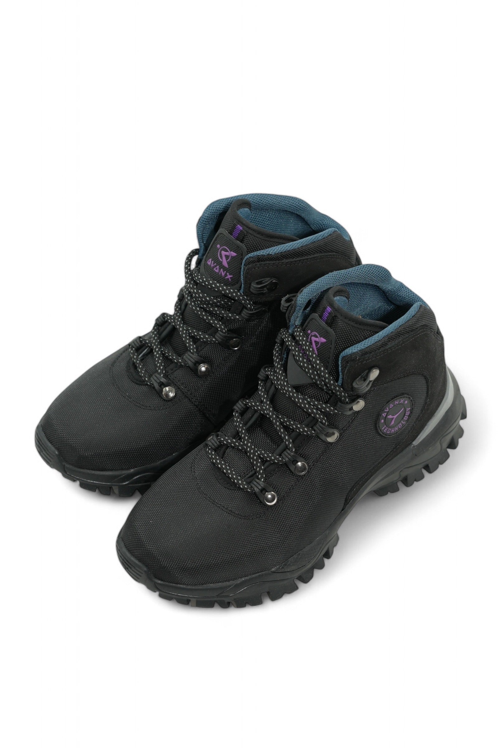 Botas Salma elaborado en Capellada:  Cuero -Textil
Forro:  Textil
Plantilla: Eva
Suela: T.R. de la marca AVANX