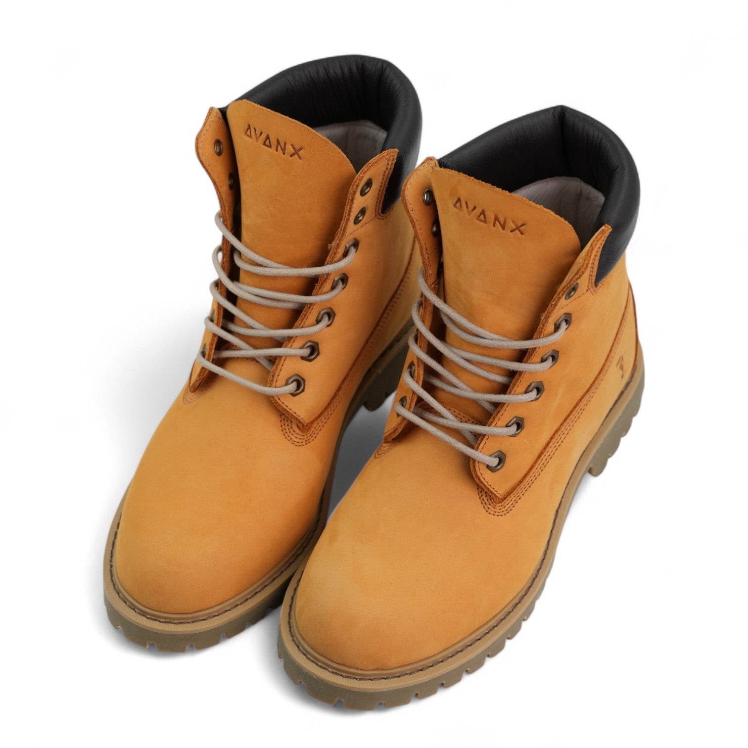 Botas Stell elaborado en Capellada:  Cuero 
Forro:  Cuero
Plantilla: Eva
Suela: Caucho de la marca AVANX