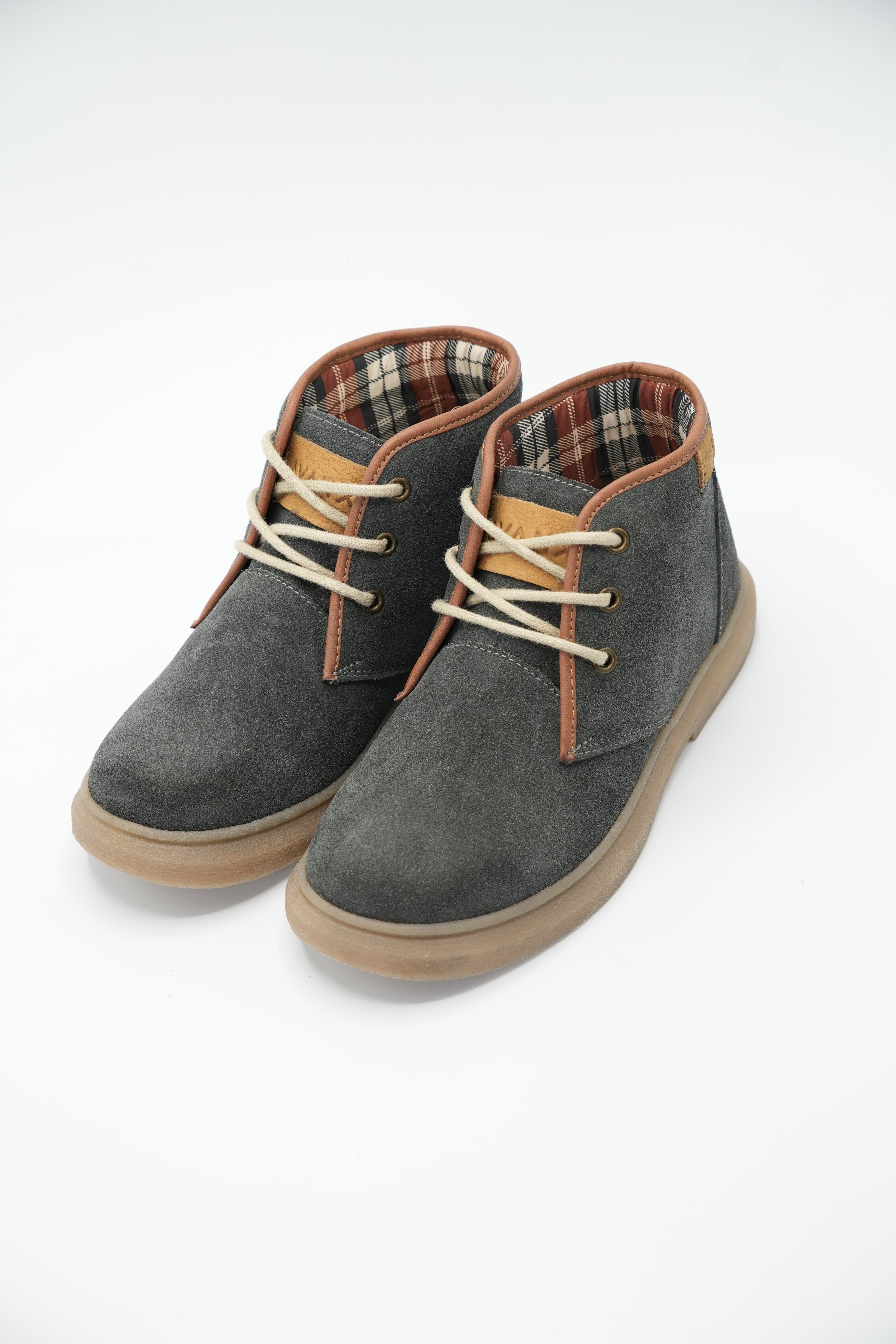 Botas Venecia elaborado en Capellada: Cuero Gamuza
Forro:Textil
Plantilla: Eva
Suela: T.R. de la marca AVANX