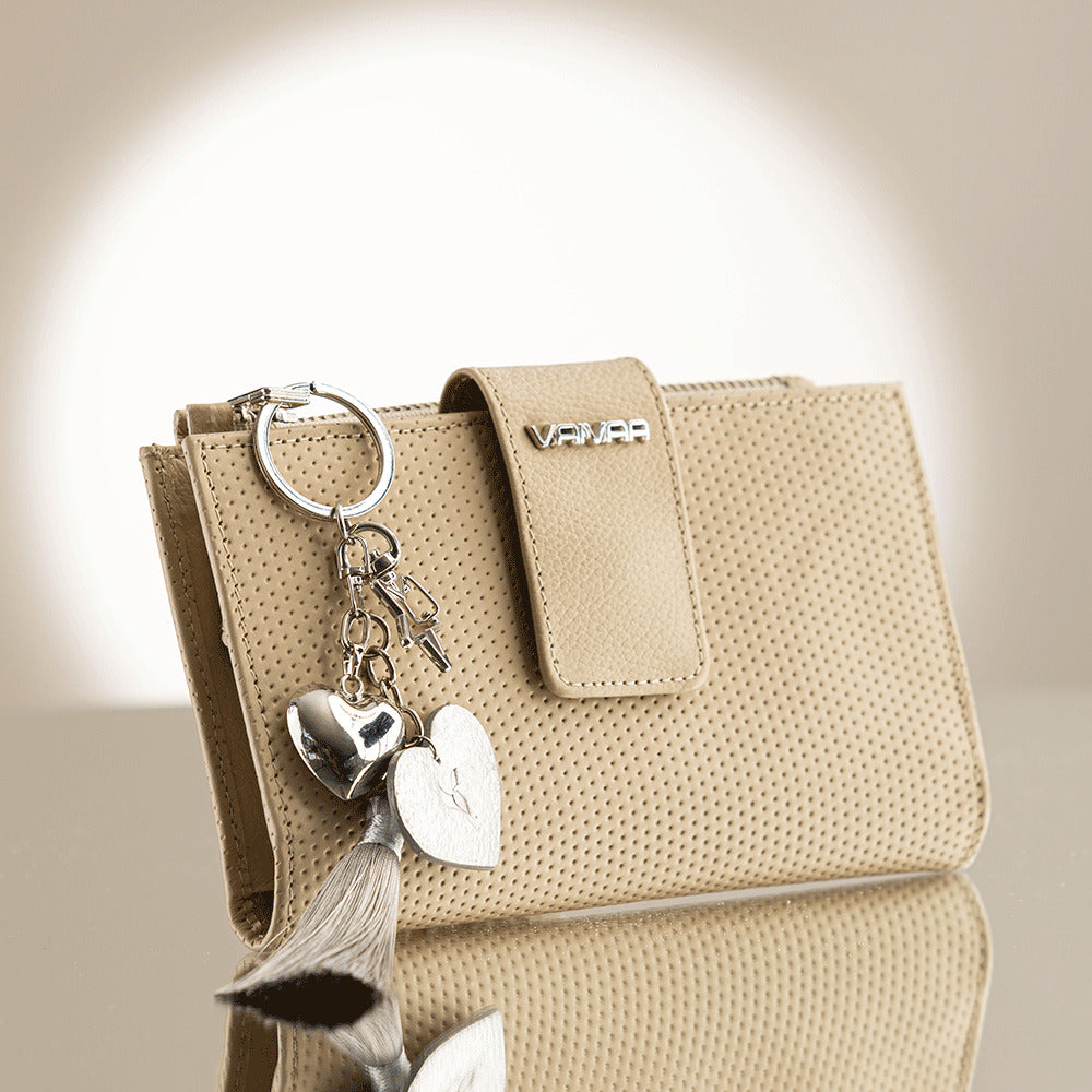 Billetera mujer elaborado en EXTERNO: 20% POLIÉSTER. 80% CUERO VACUNO
FORRO: 100% POLIÉSTER de la marca VAIVAA