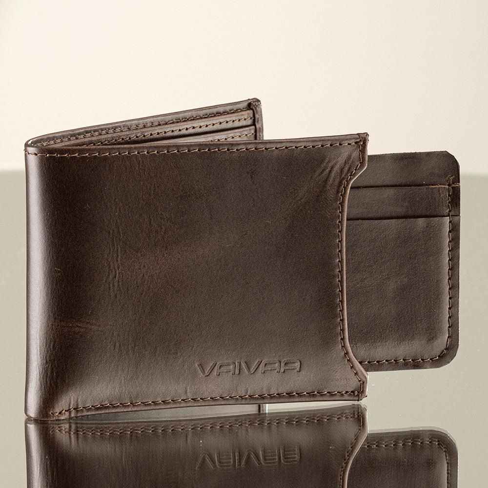 Billetera hombre elaborado en EXTERNO: 20% POLIÉSTER. 80% CUERO VACUNO
FORRO: 100% POLIÉSTER de la marca VAIVAA