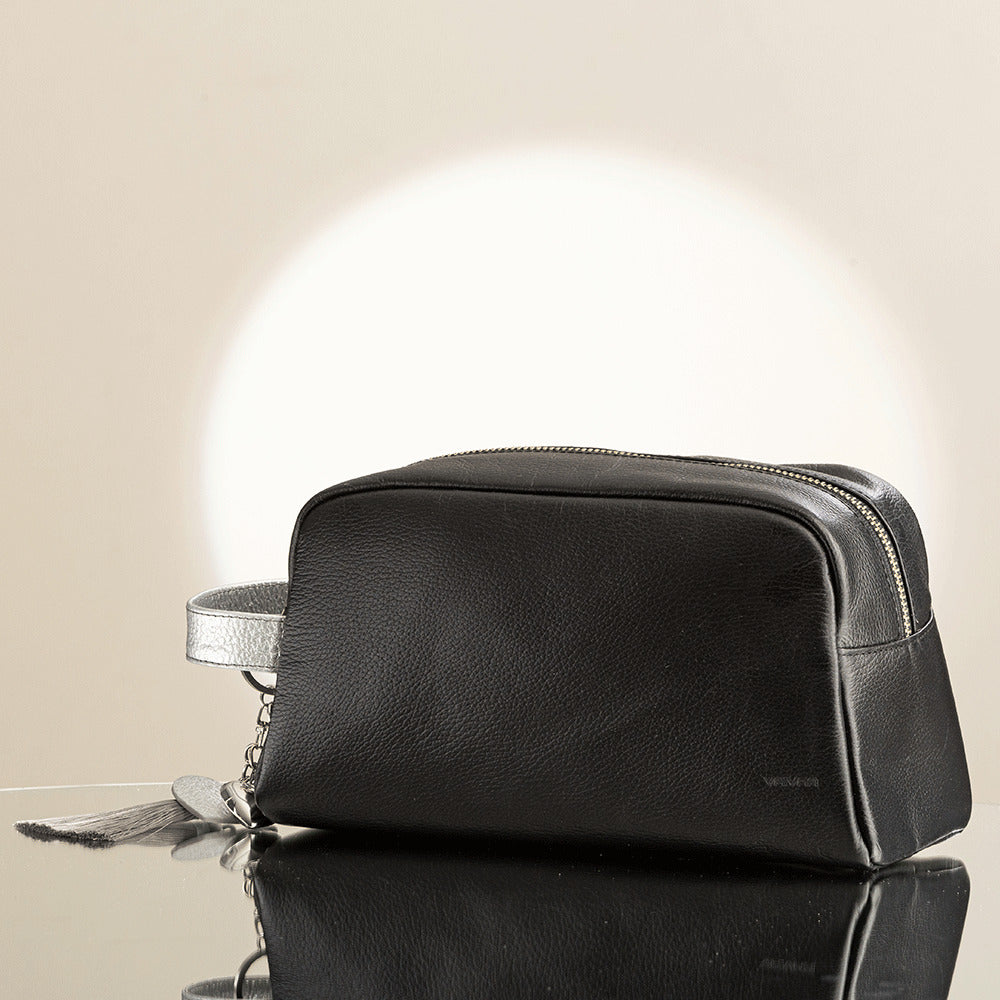 Cosmetiquera hombre elaborado en EXTERNO: 20% POLIÉSTER. 80% CUERO VACUNO
FORRO: 100% POLIÉSTER de la marca VAIVAA