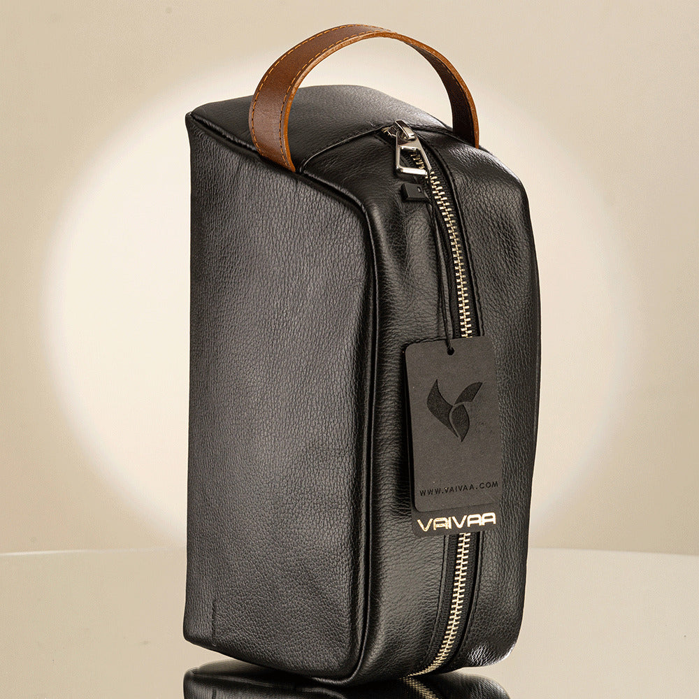 Cosmetiquera hombre elaborado en EXTERNO: 20% POLIÉSTER. 80% CUERO VACUNO
FORRO: 100% POLIÉSTER de la marca VAIVAA