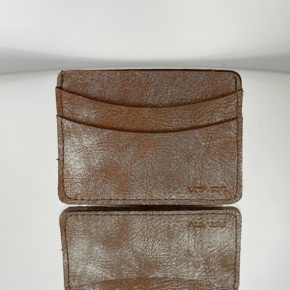 Tarjetero mujer elaborado en EXTERNO: 100% CUERO VACUNO
FORRO: 100% POLIÉSTER de la marca VAIVAA