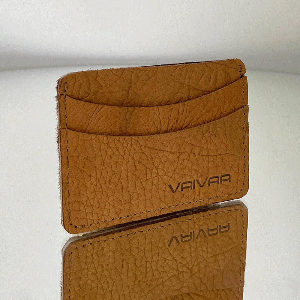 Tarjetero mujer elaborado en EXTERNO: 20% POLIÉSTER. 80% CUERO VACUNO
FORRO: 100% POLIÉSTER de la marca VAIVAA