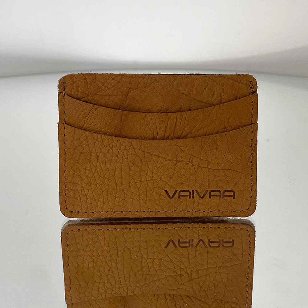 Tarjetero hombre elaborado en EXTERNO: 20% POLIÉSTER. 80% CUERO VACUNO
FORRO: 100% POLIÉSTER de la marca VAIVAA